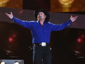 Garth Brooks Rocks Yankee Stadium After 3-Hour Delay Due to Lightning