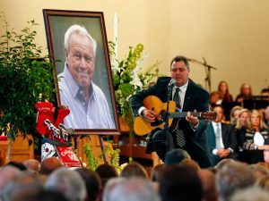 Watch Vince Gill Sing “Go Rest High On That Mountain” at Golf Legend Arnold Palmer’s Funeral