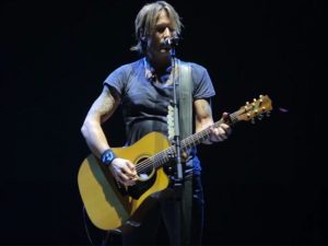 Watch Keith Urban’s Stirring Rendition of “Hallelujah” in Honor of Leonard Cohen