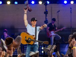 Watch Granger Smith Fall Offstage and Break His Ribs During New Jersey Performance